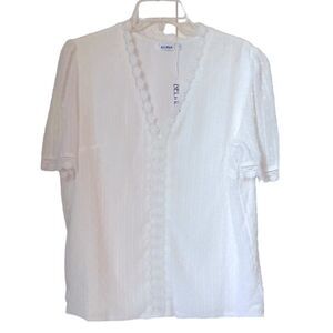 NWT Women’s White Feminine Romantic Embroidered Lace Trim Blouse sz S
